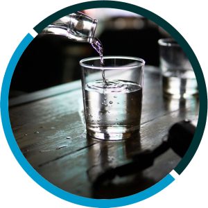 un vaso de agua purificada